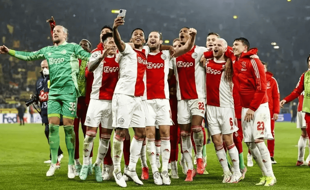 半岛体育入口-阿贾克斯击败意大利豪门，晋级四强