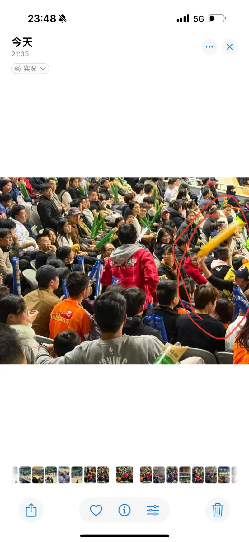 半岛体育入口-热闹喧哗的体育赛场，球迷情绪高涨