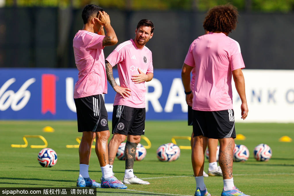 半岛体育活动-梅西错失绝杀机会，巴萨主场遭遇平局