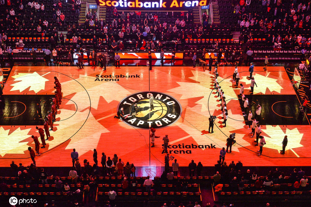 半岛体育网站入口-关于多伦多猛龙球员训练间隙参加公益活动，传递正能量的信息