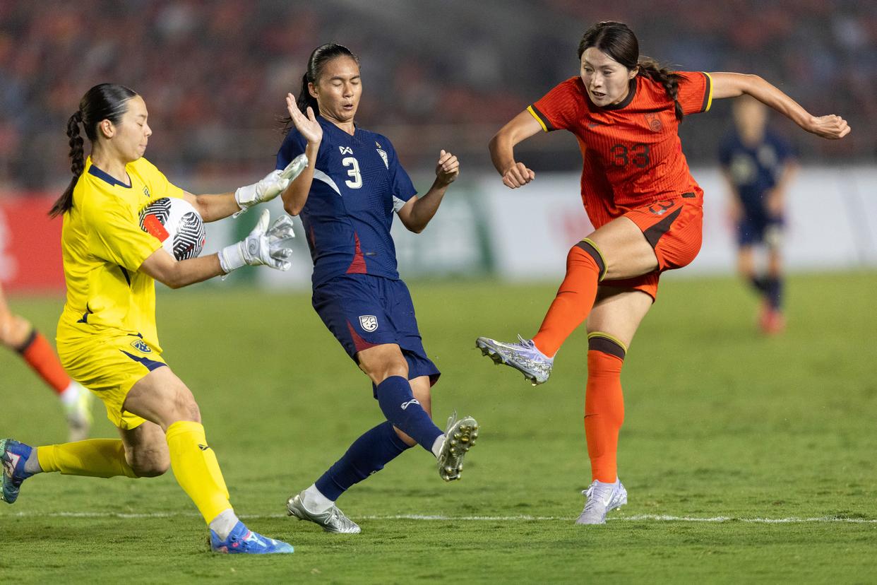 国际足球盛宴：中国女足表现不俗摘得国际女足赛冠军