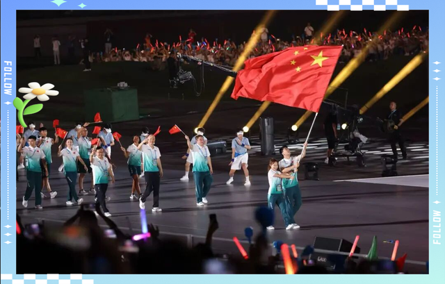 观众欢呼不已,见证历史时刻 观众欢呼不已,见证历史时刻