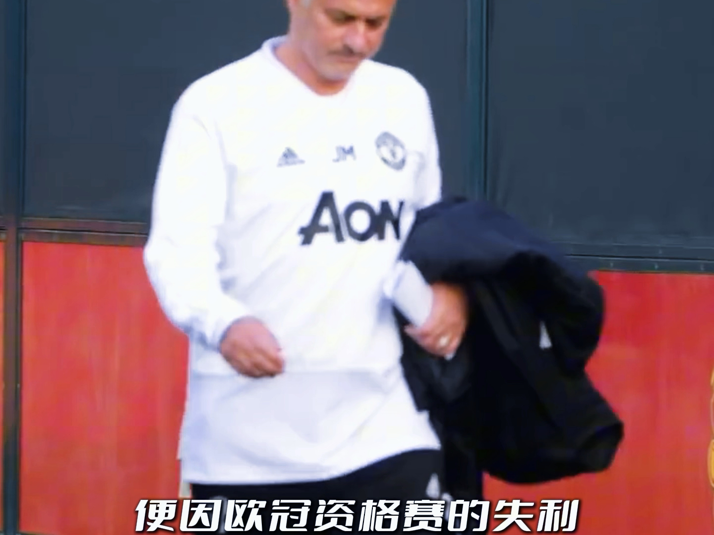 半岛体育app-英超直播热潮持续！穆里尼奥战绩争议再起，曼联能否逆袭？