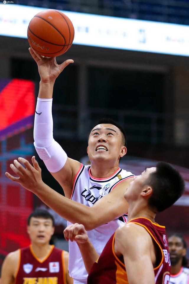 奇才队惊险逆转冲刺战胜黄蜂队