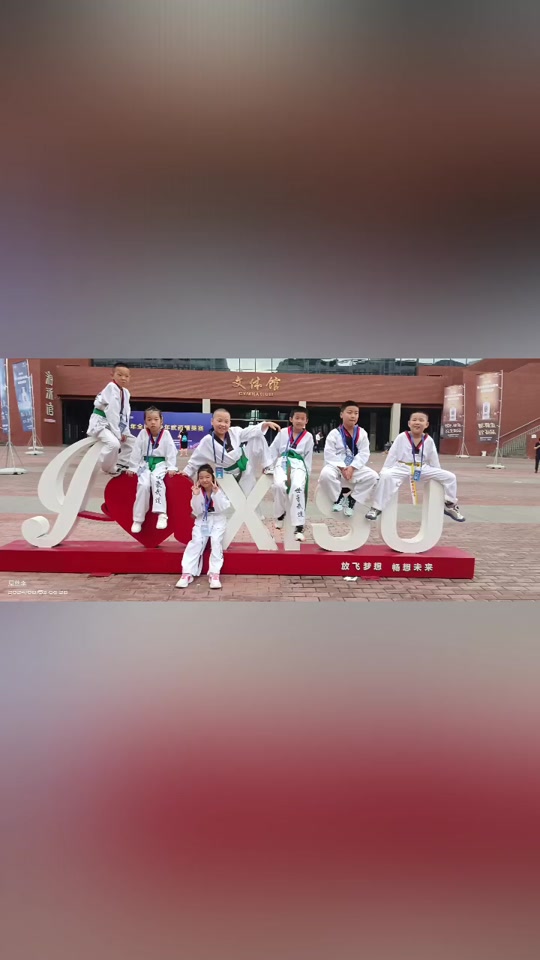 半岛体育投注-饱含热泪！参赛选手汗水换金牌的简单介绍