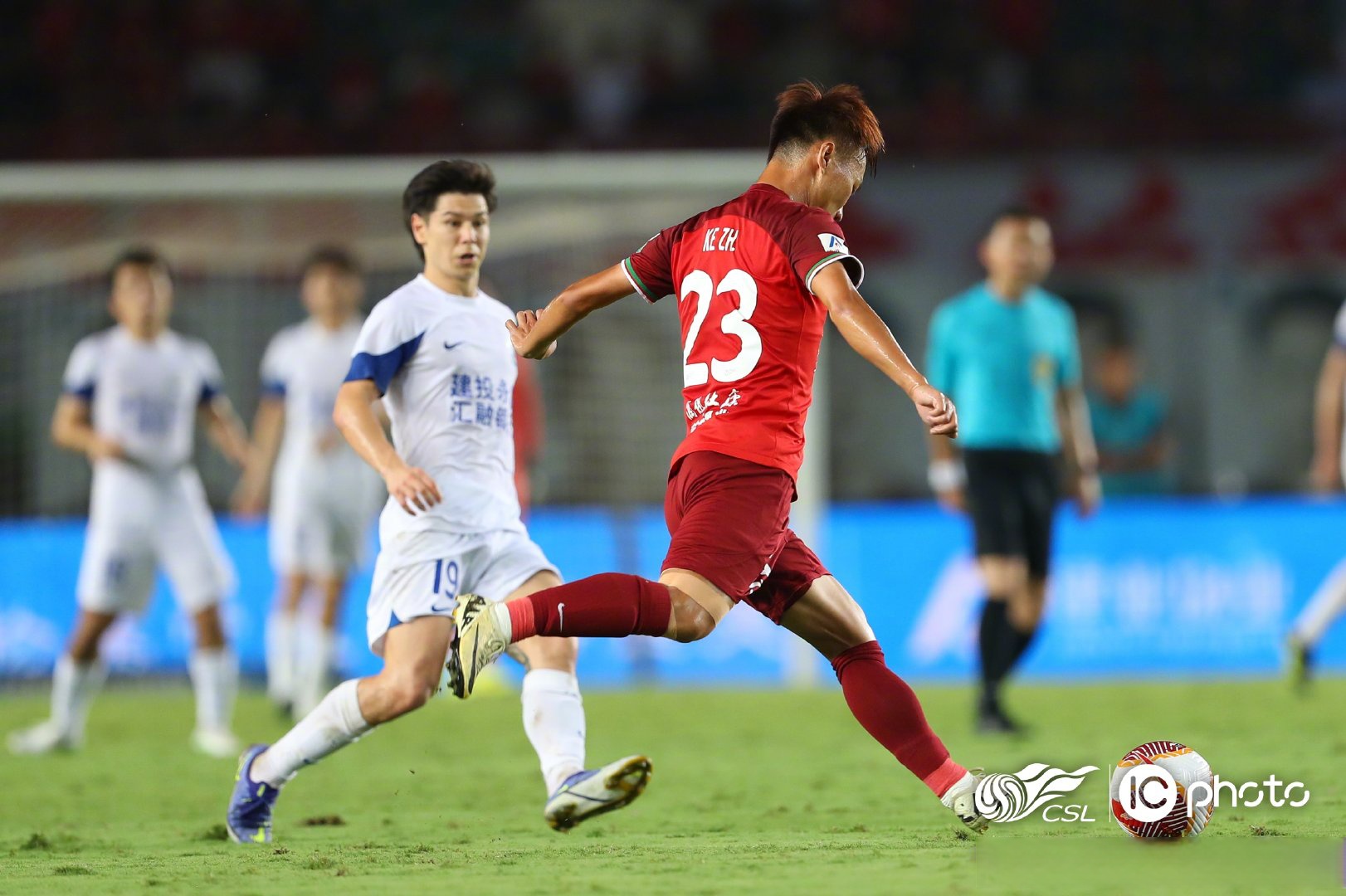 包含本土足球联赛球队士气高昂，球员表现出色的词条