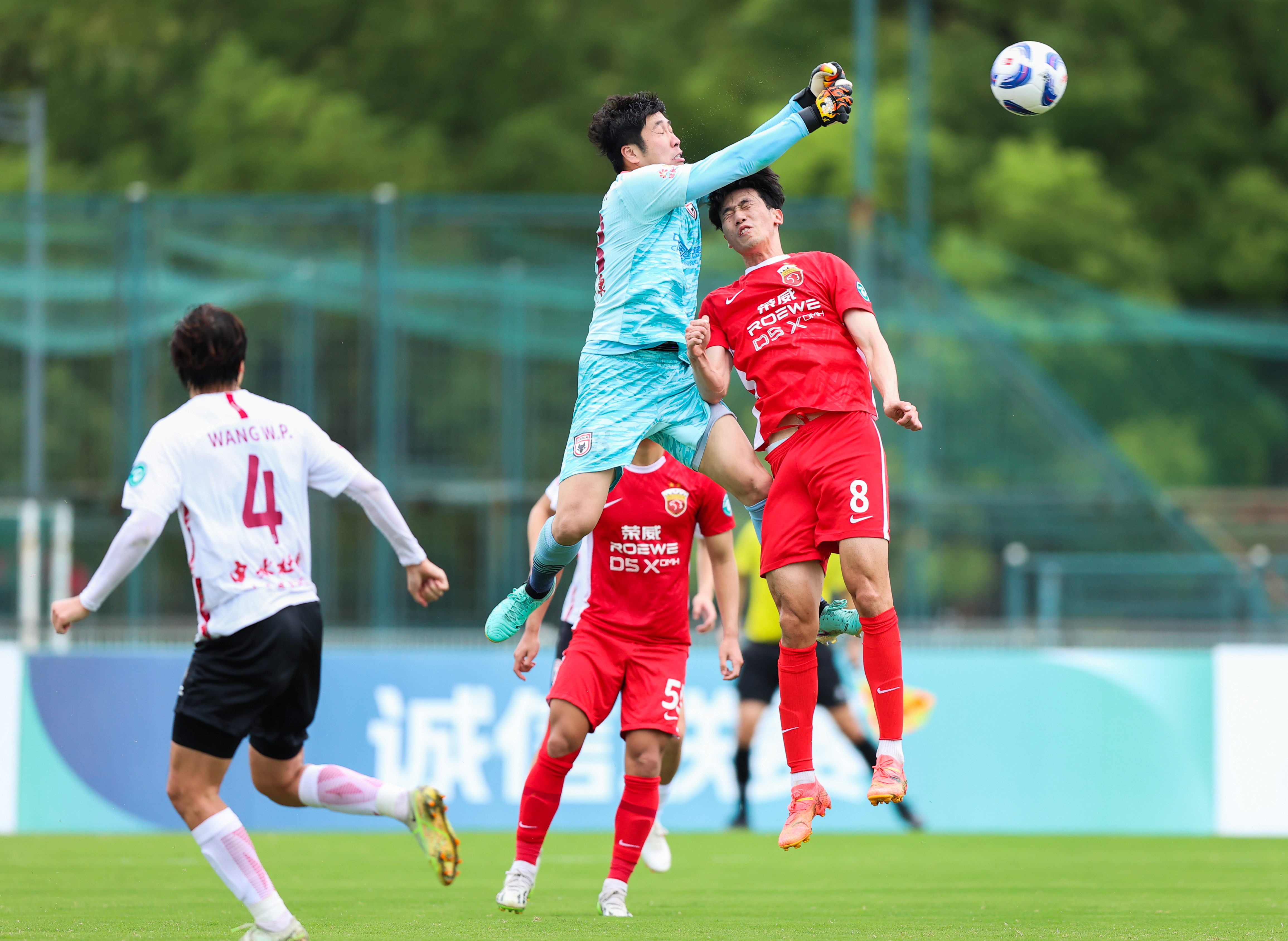 上港队在比赛中运用灵活战术,成功战胜对手的简单介绍 上港队在比赛中运用灵活战术,成功战胜对手的简单介绍